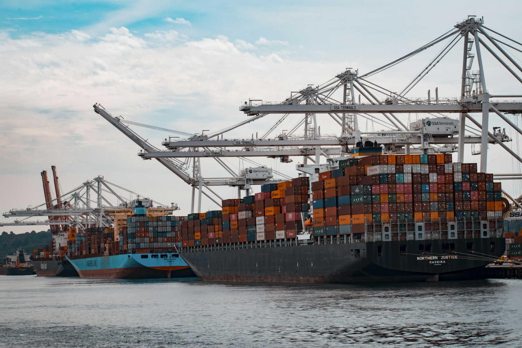 Porto comercial com contentores e transporte de carga