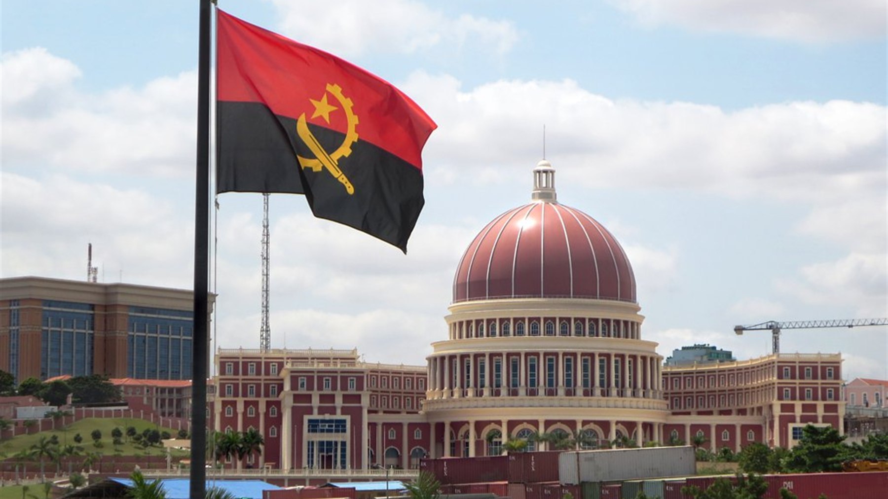 Assembleia Nacional de Angola com a bandeira nacional