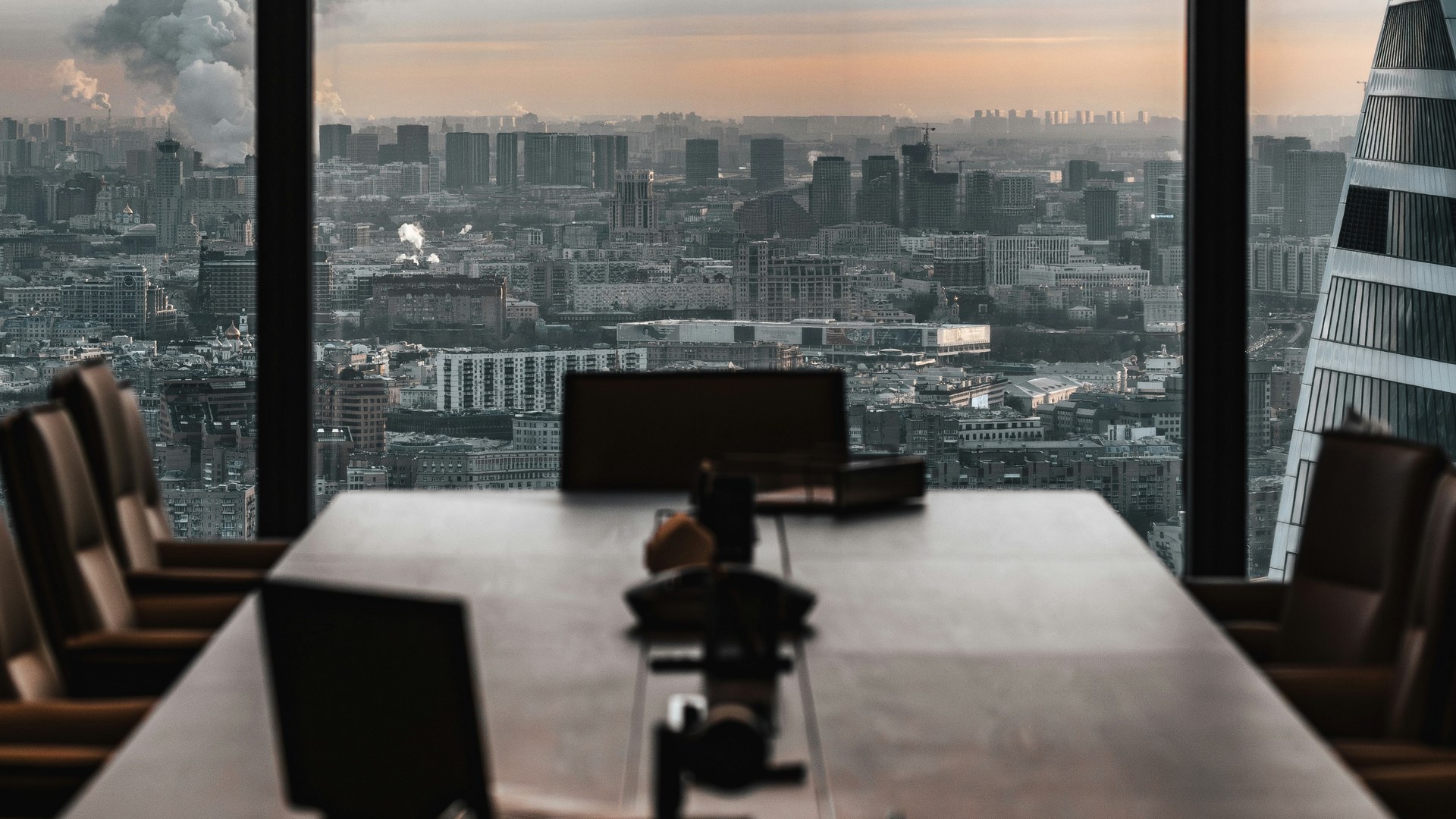 Sala de reuniões executiva com vista sobre a cidade