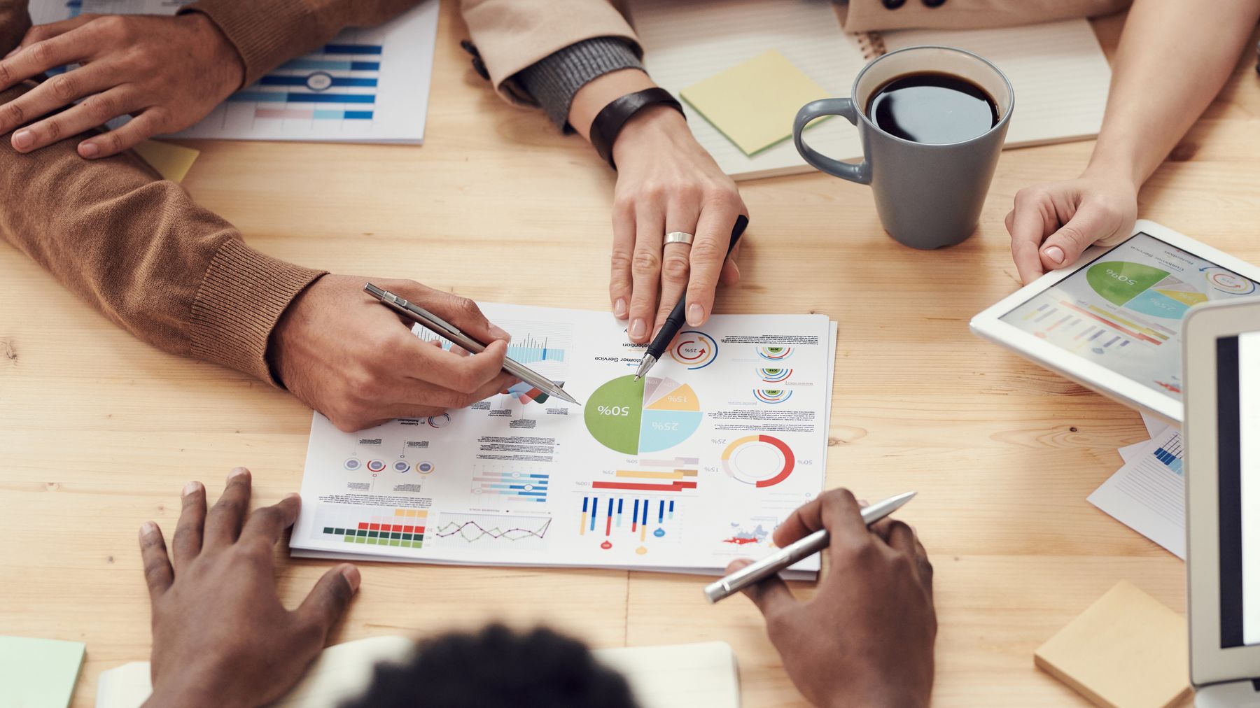 Equipa profissional a analisar dados e crescimento empresarial