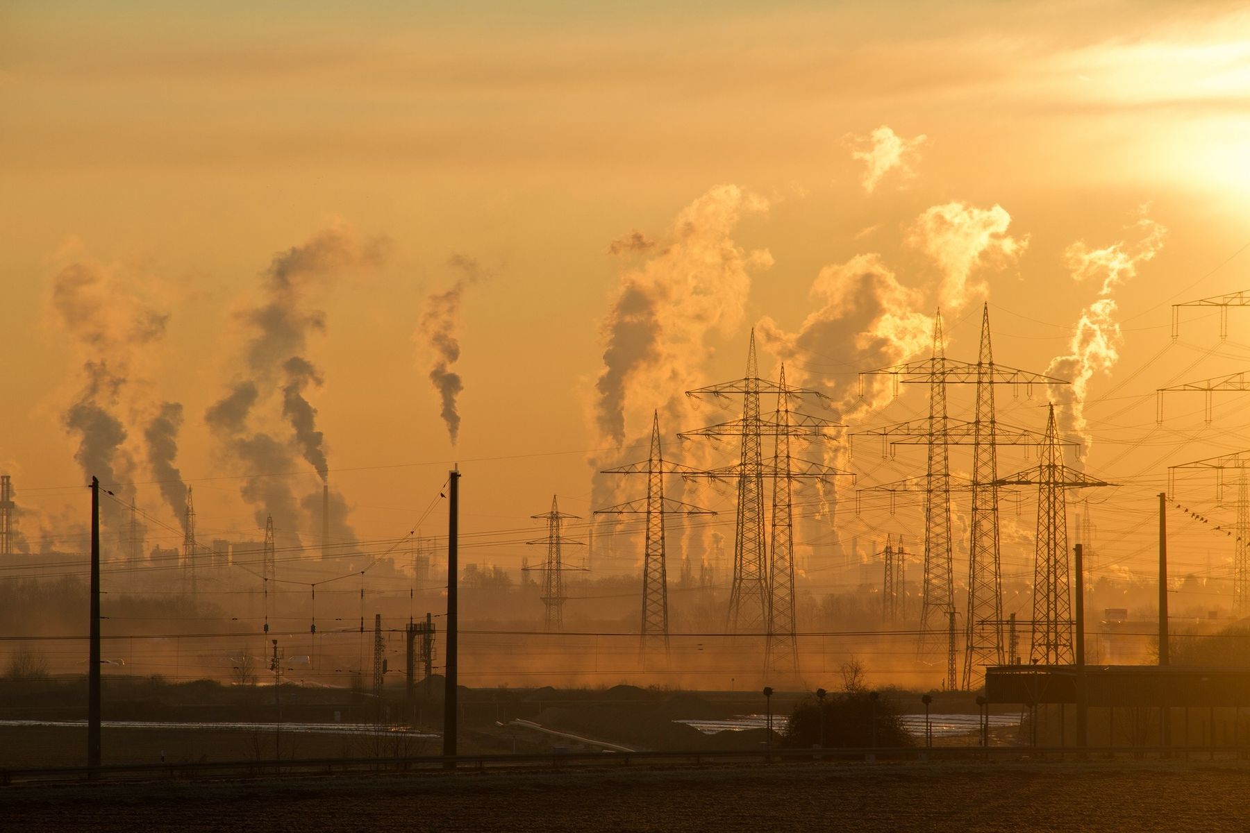 Infraestrutura industrial e energética ao entardecer