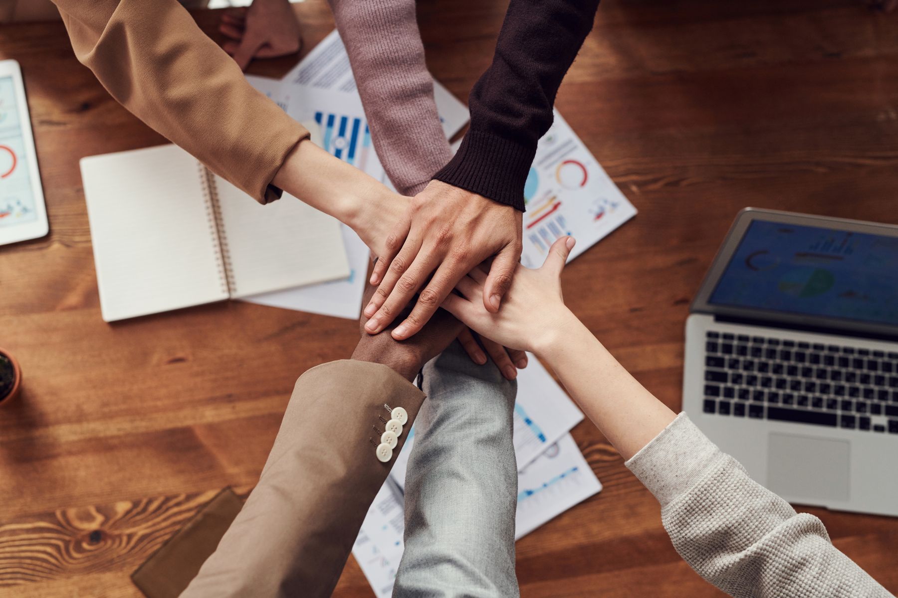 Equipa diversa em parceria e cooperação empresarial